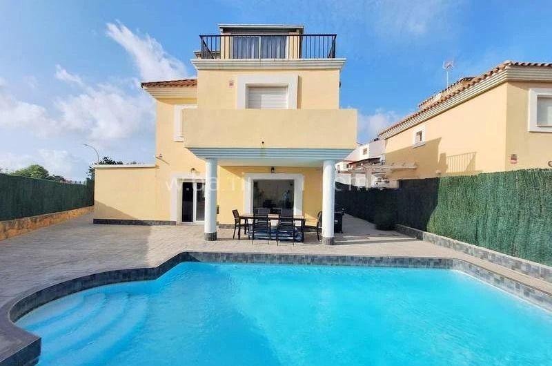 Vista exterior de Casa o xalet en venda en Manilva amb Aire condicionat, Calefacció i Jardí privat