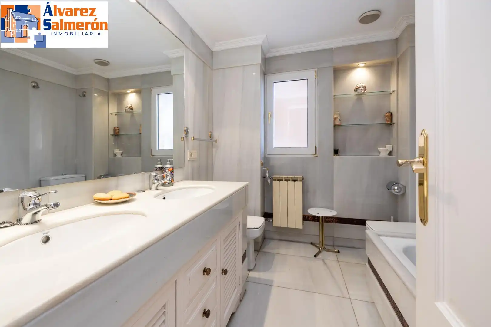 Bathroom of Flat for sale in Granada