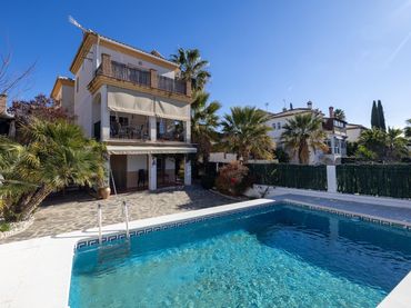 Villa avec balcon à vendre à Calle Infanta Elena 7