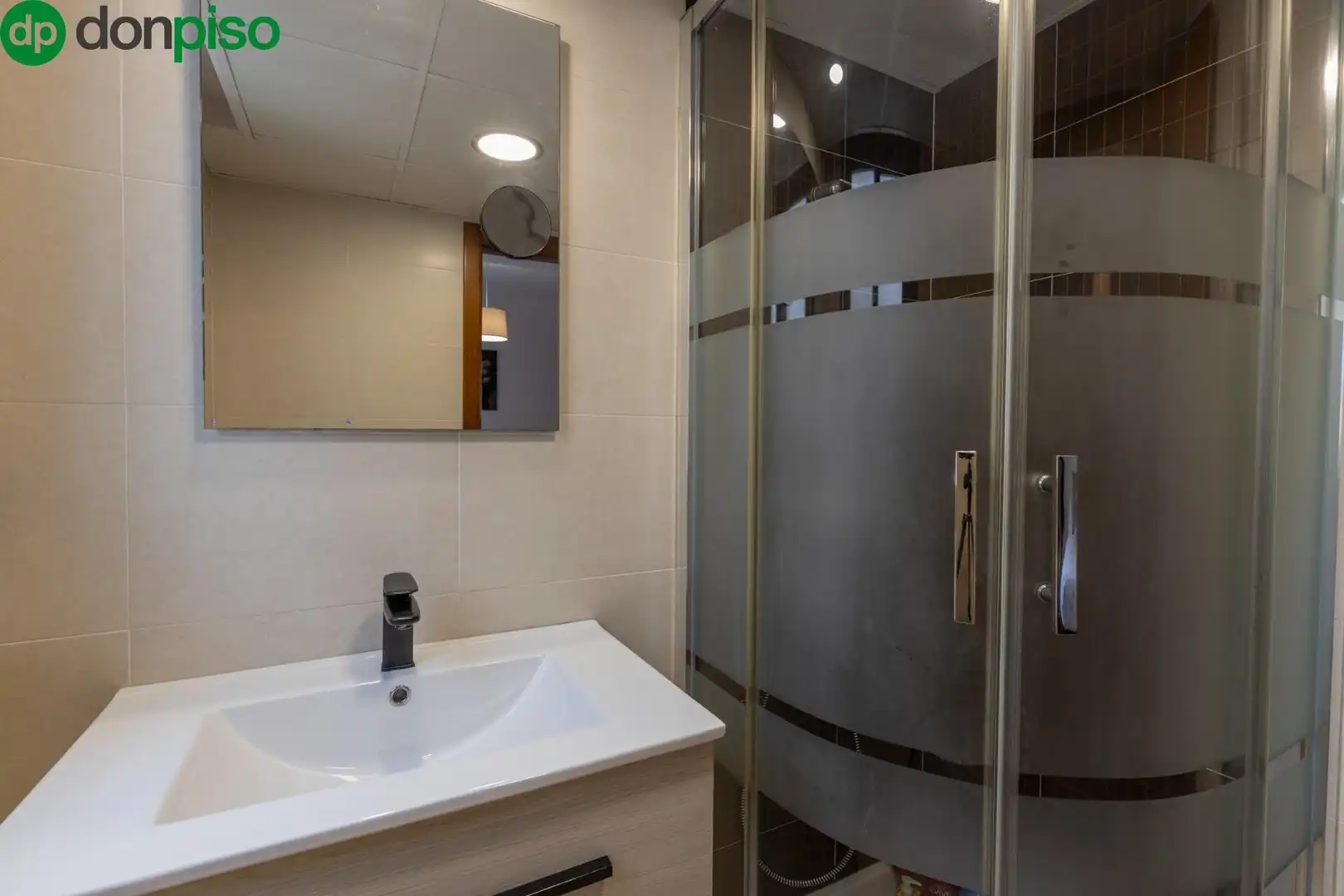Badezimmer von Dachboden zum Verkauf in Armilla mit Klimaanlage, Terrasse und Abstellraum