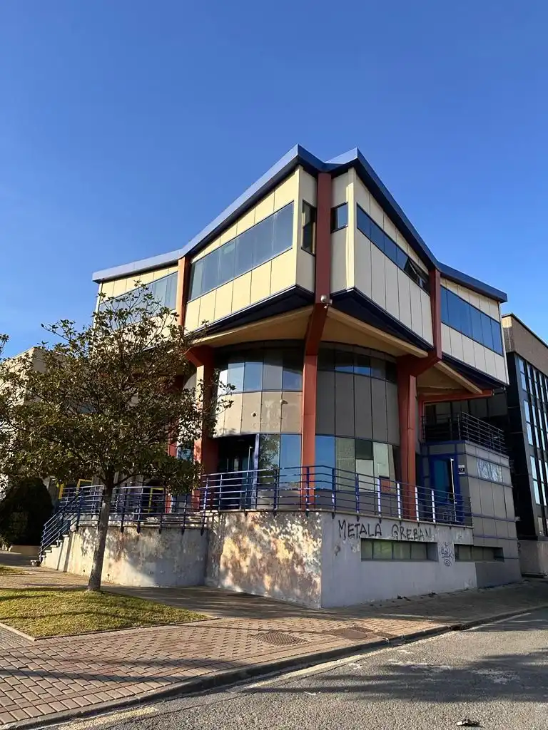 Vista exterior de Edificio en venta en Loiu