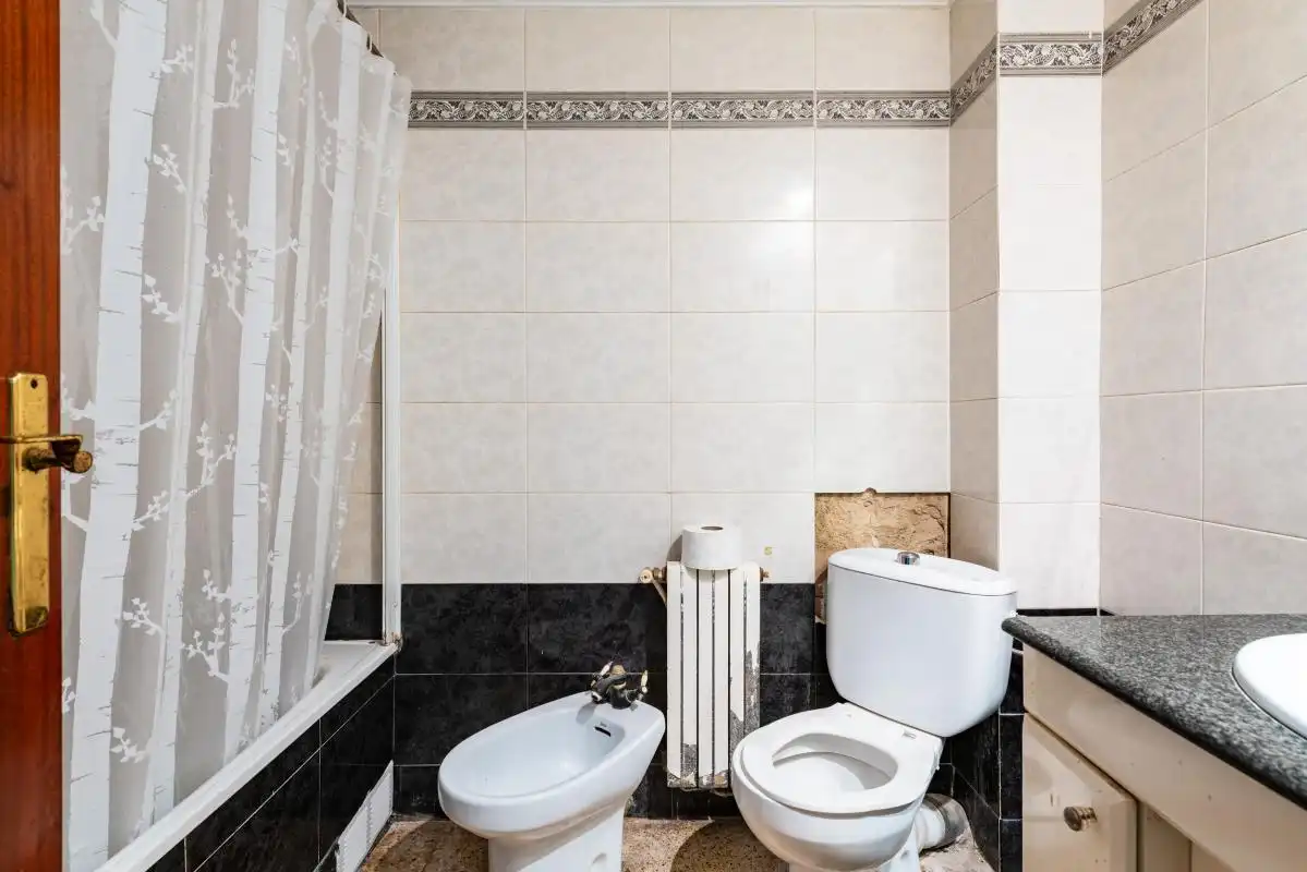 Baño de Piso en venta en Castellón de la Plana / Castelló de la Plana con Calefacción, Terraza y Balcón