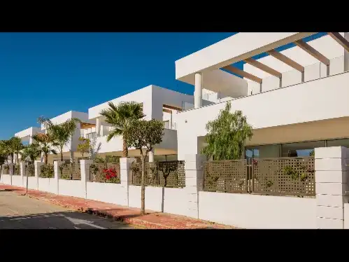 Vista exterior de Casa o xalet en venda en Marbella amb Aire condicionat, Terrassa i Piscina