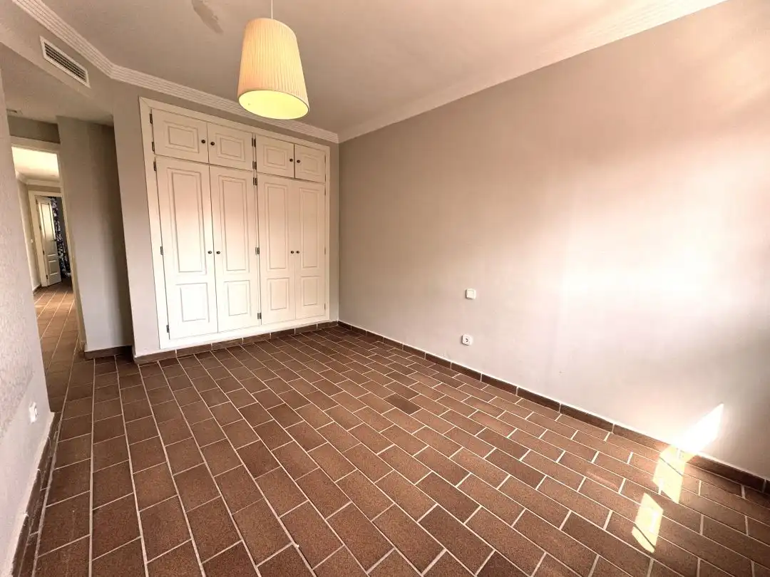 Schlafzimmer von Einfamilien-Reihenhaus zum Verkauf in Sotogrande mit Klimaanlage, Heizung und Privatgarten