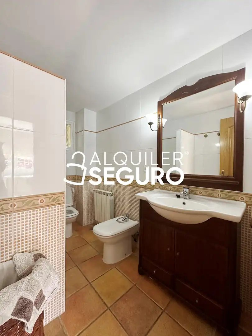 Baño de Piso de alquiler en Alpedrete con Calefacción, Piscina y Amueblado