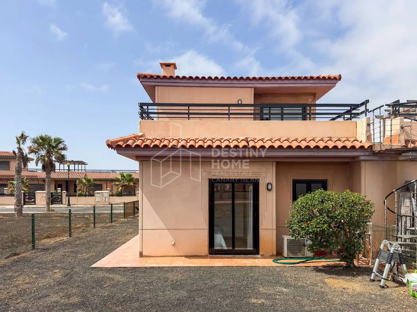 Vista exterior de Casa o xalet de lloguer en La Oliva amb Jardí privat, Terrassa i Piscina comunitària