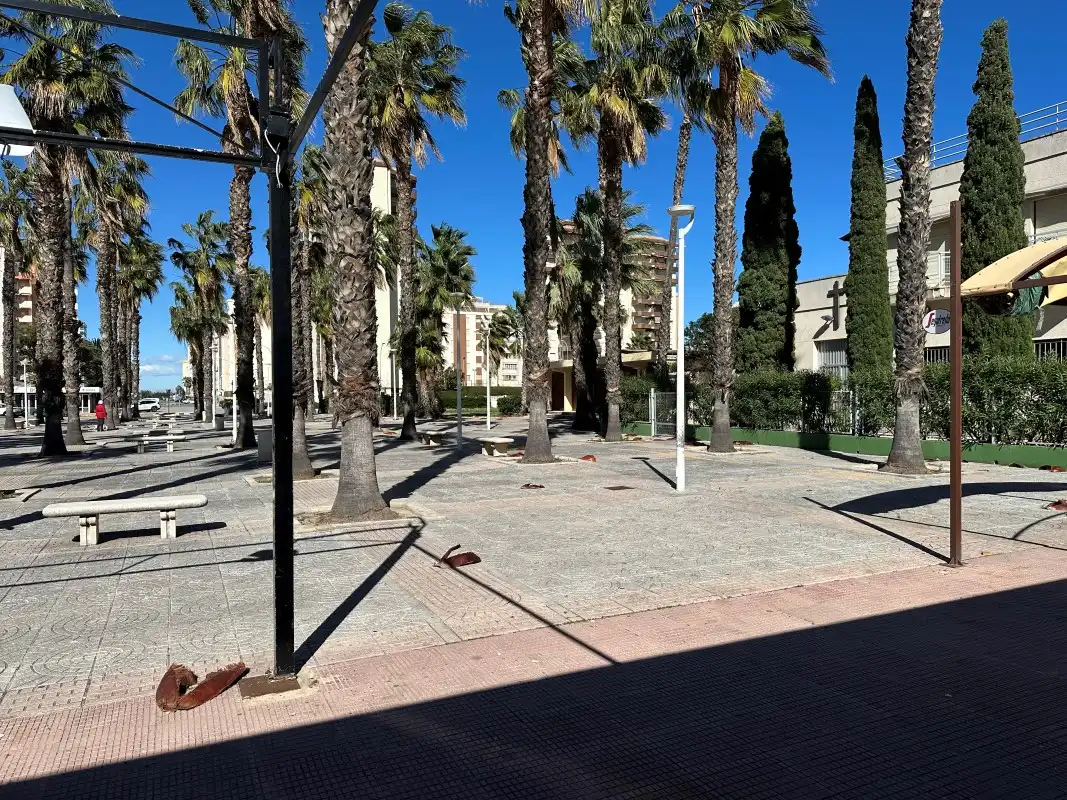 Vista exterior de Local de alquiler en Gandia con Terraza y Alarma