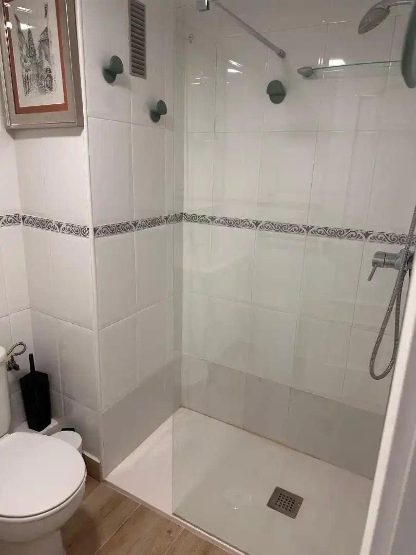 Baño de Piso de alquiler en La Manga del Mar Menor con Jardín privado, Piscina y Amueblado