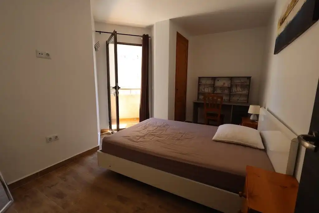 Dormitori de Apartament en venda en Torrevieja amb Terrassa i Piscina comunitària