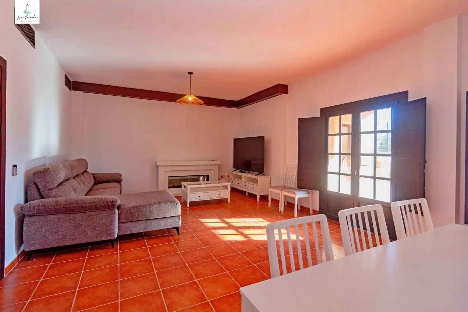 Sala d'estar de Casa adosada de lloguer en Archidona amb Aire condicionat, Terrassa i Moblat