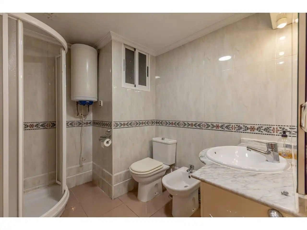Bathroom of Flat for sale in Valencia  with Air Conditioner and Balcony