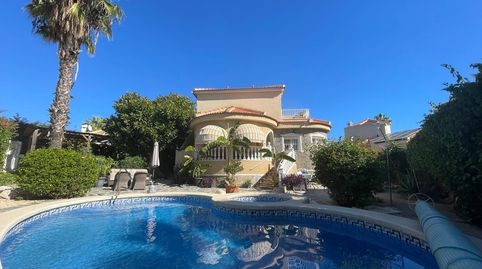 Villa independiente con piscina privada climatizada y vistas a la laguna en Ciudad Quesada