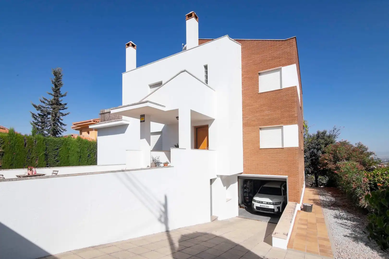 Vista exterior de Casa o xalet en venda en La Zubia amb Calefacció i Jardí privat