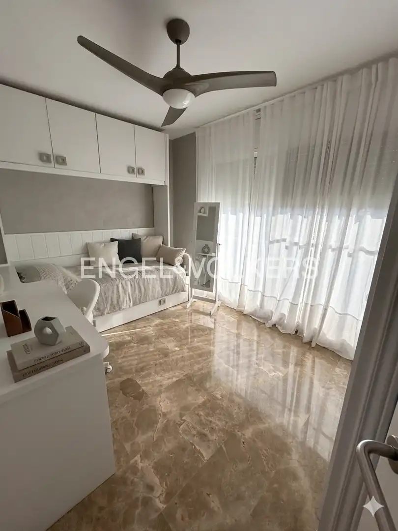 Habitación de Casa adosada en venta en Vilanova i la Geltrú con Aire acondicionado, Calefacción y Parquet