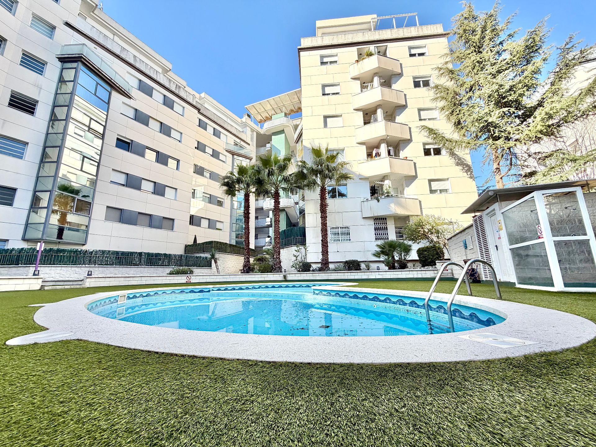 Piscina de Planta baixa en venda en Ripollet amb Aire condicionat, Calefacció i Parquet