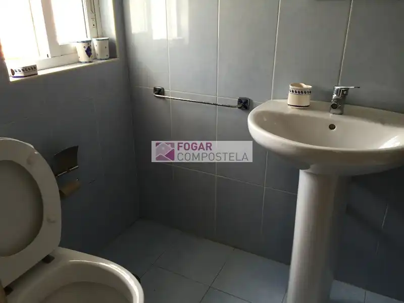 Baño de Piso de alquiler en Santiago de Compostela  con Amueblado