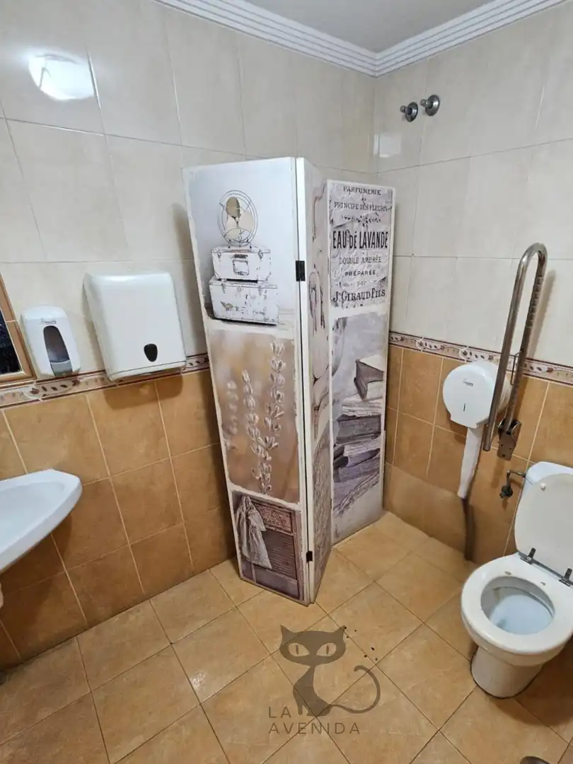 Baño de Local de alquiler en Valencia con Aire acondicionado y Amueblado