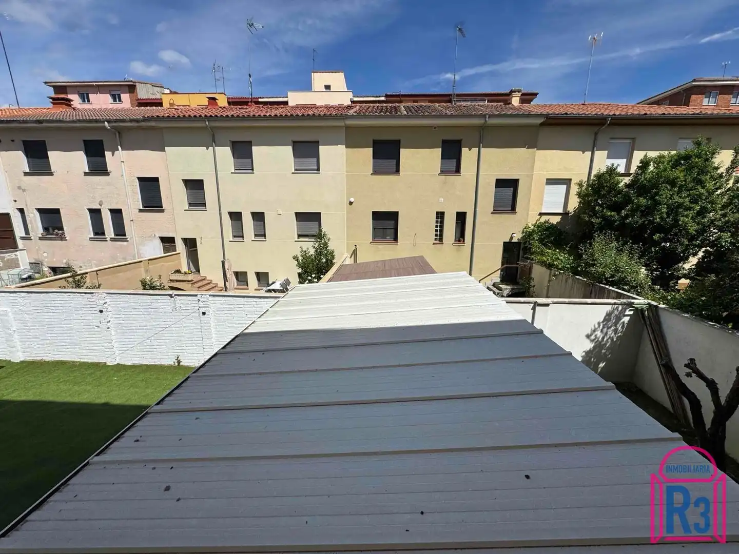Vista exterior de Casa o xalet en venda en León Capital  amb Calefacció, Terrassa i Traster