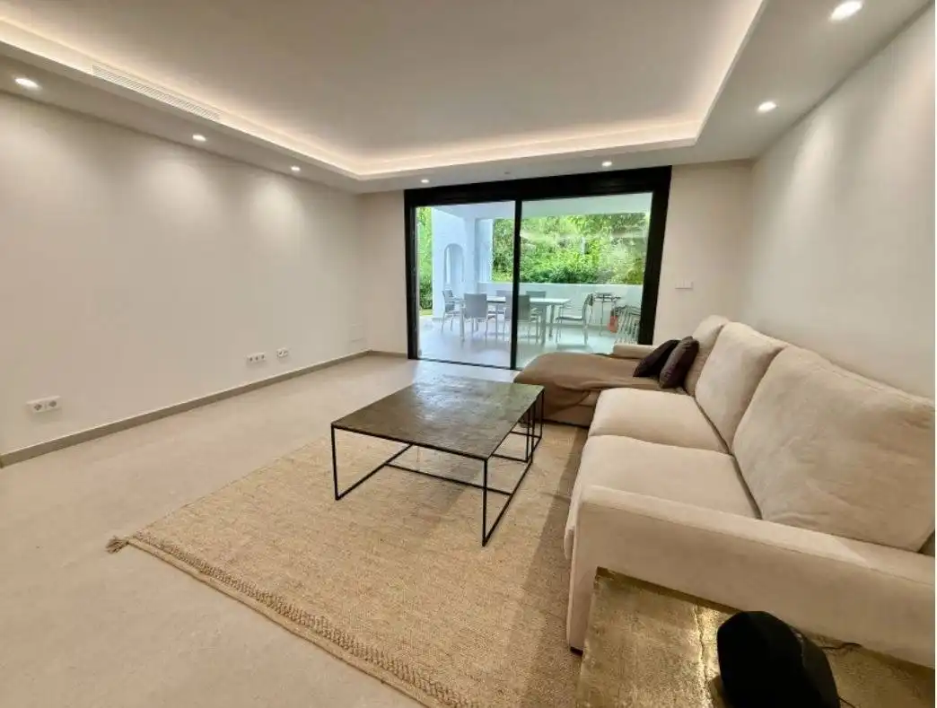 Sala d'estar de Planta baixa en venda en Estepona amb Aire condicionat, Jardí privat i Terrassa