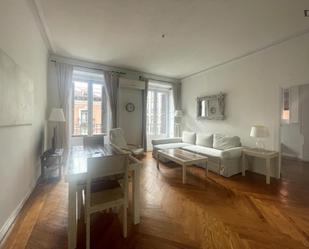 Sala d'estar de Apartament de lloguer en  Madrid Capital amb Aire condicionat