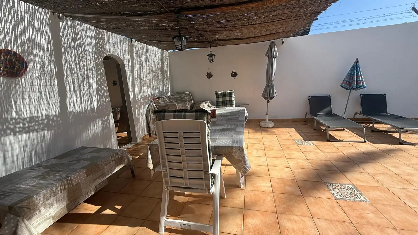 Terrasse von Erdgeschoss zum Verkauf in Arona mit Privatgarten, Terrasse und Abstellraum