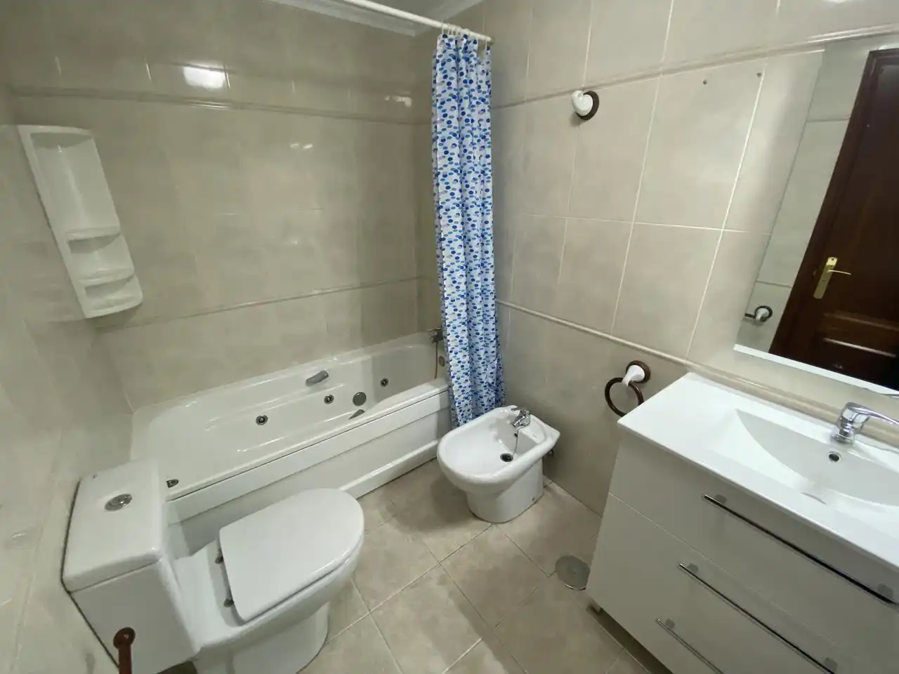 Baño de Piso de alquiler en A Coruña Capital  con Calefacción y Amueblado