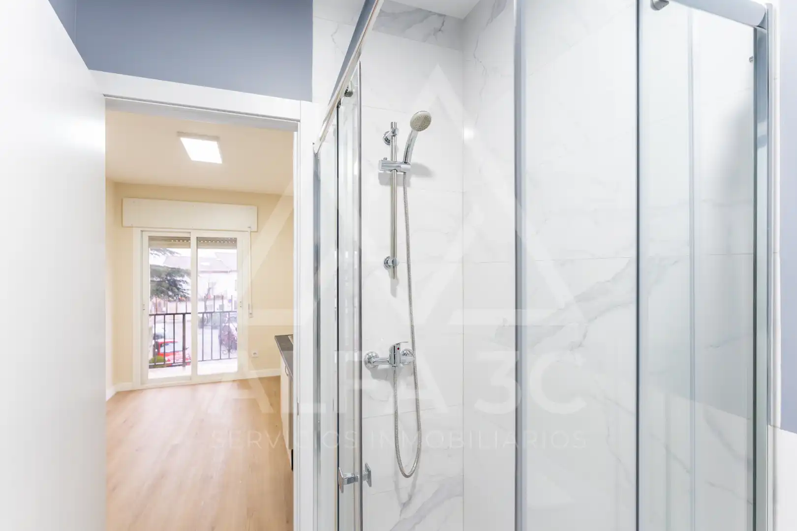 Badezimmer von Wohnung zum Verkauf in Miraflores de la Sierra mit Heizung, Terrasse und Ofen