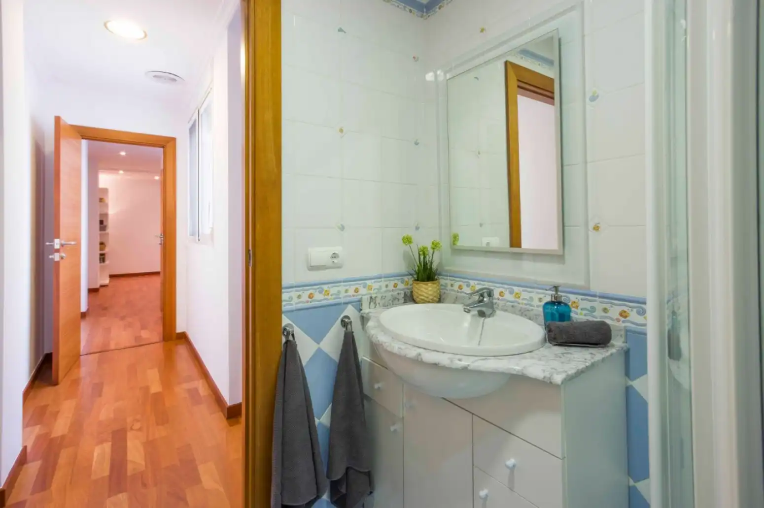 Badezimmer von Dachboden zum Verkauf in Rafelbuñol / Rafelbunyol mit Klimaanlage, Heizung und Parkett