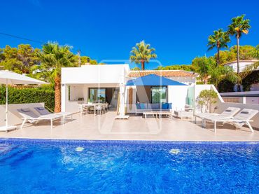 Xalet amb piscina en venda a Cala Advocat - Baladrar