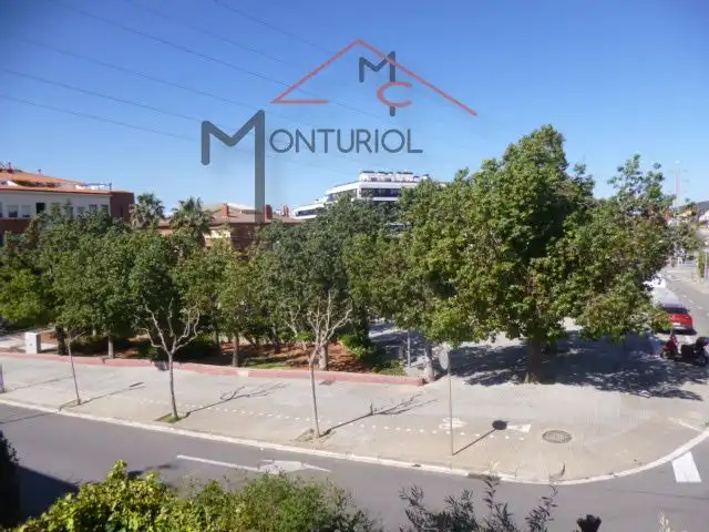 Vista exterior de Casa adosada en venda en Sant Joan Despí amb Aire condicionat, Calefacció i Jardí privat