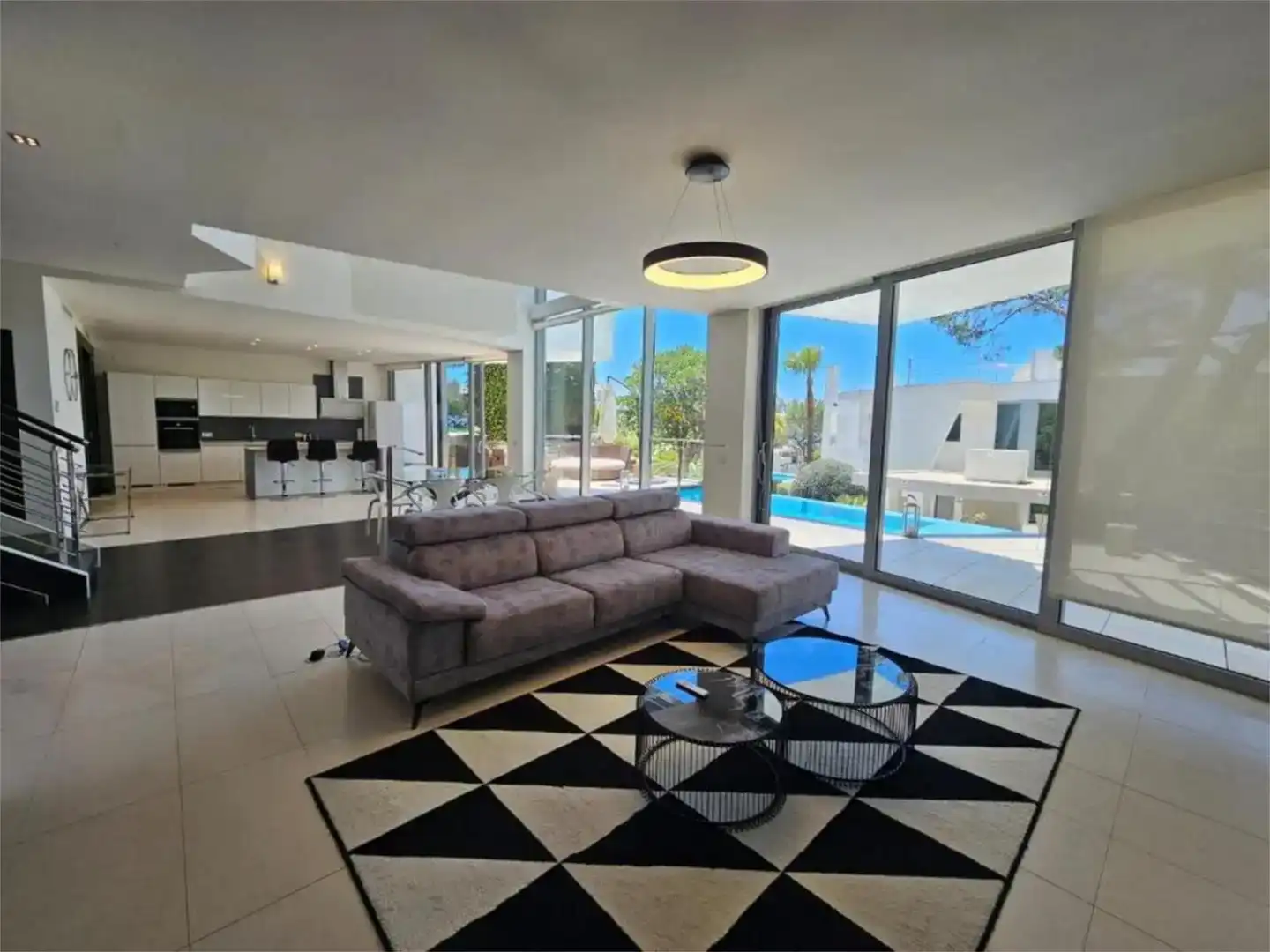 Sala d'estar de Casa o xalet de lloguer en Marbella amb Aire condicionat, Piscina i Balcó