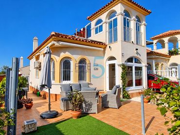House with pool for sale in Benimar