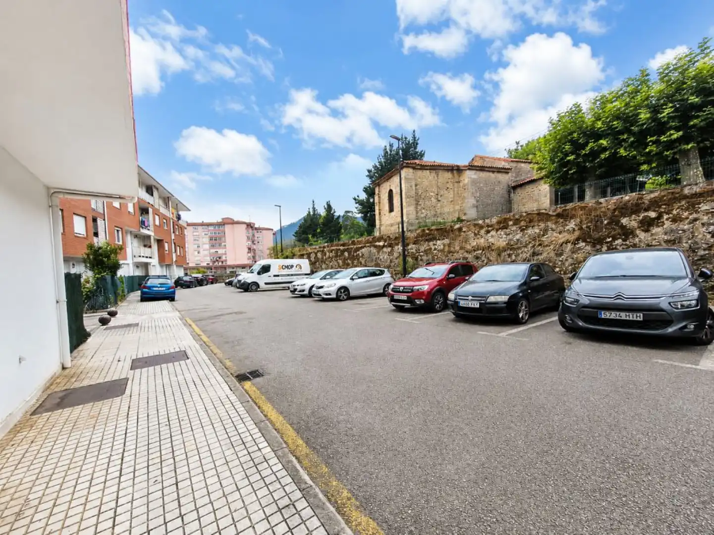 Parking de Piso en venta en Los Corrales de Buelna  con Calefacción, Jardín privado y Parquet