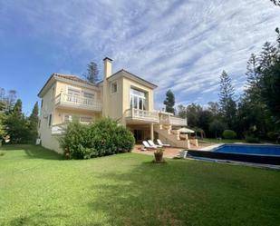 Vista exterior de Casa o xalet en venda en Marbella amb Aire condicionat, Terrassa i Piscina