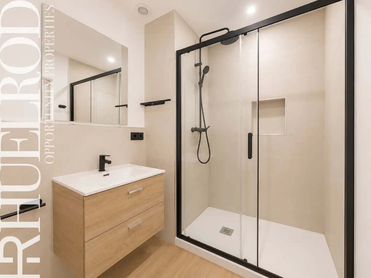 Bathroom of Ground floor for sale in Granollers  with Air Conditioner, Parquet flooring and Furnished