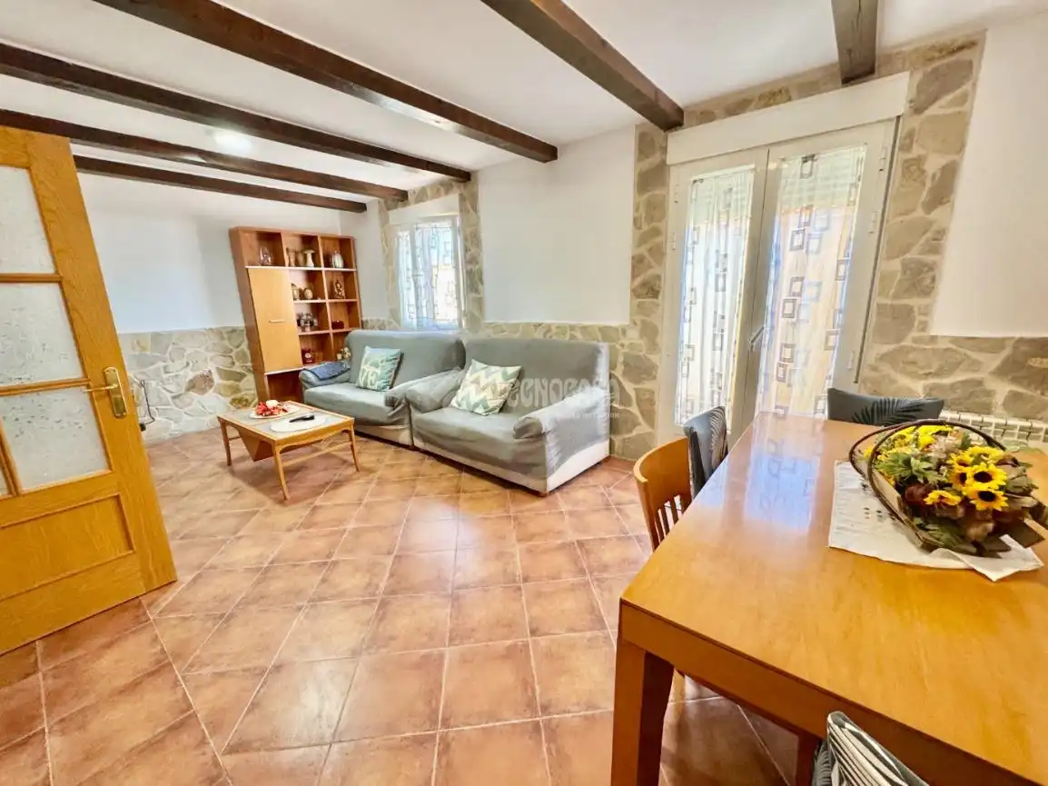 Sala de estar de Casa adosada en venta en Espinosa de Henares con Jardín privado y Trastero