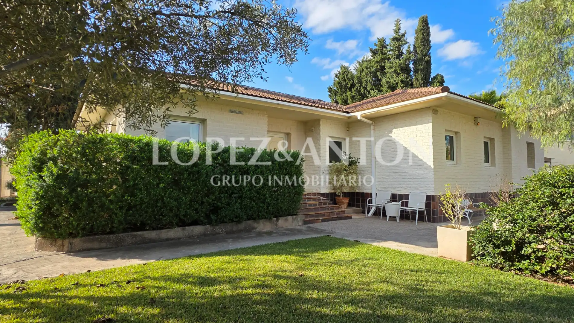 Exterior view of Houses for sale in L'Eliana  with Air Conditioner, Private garden and Terrace