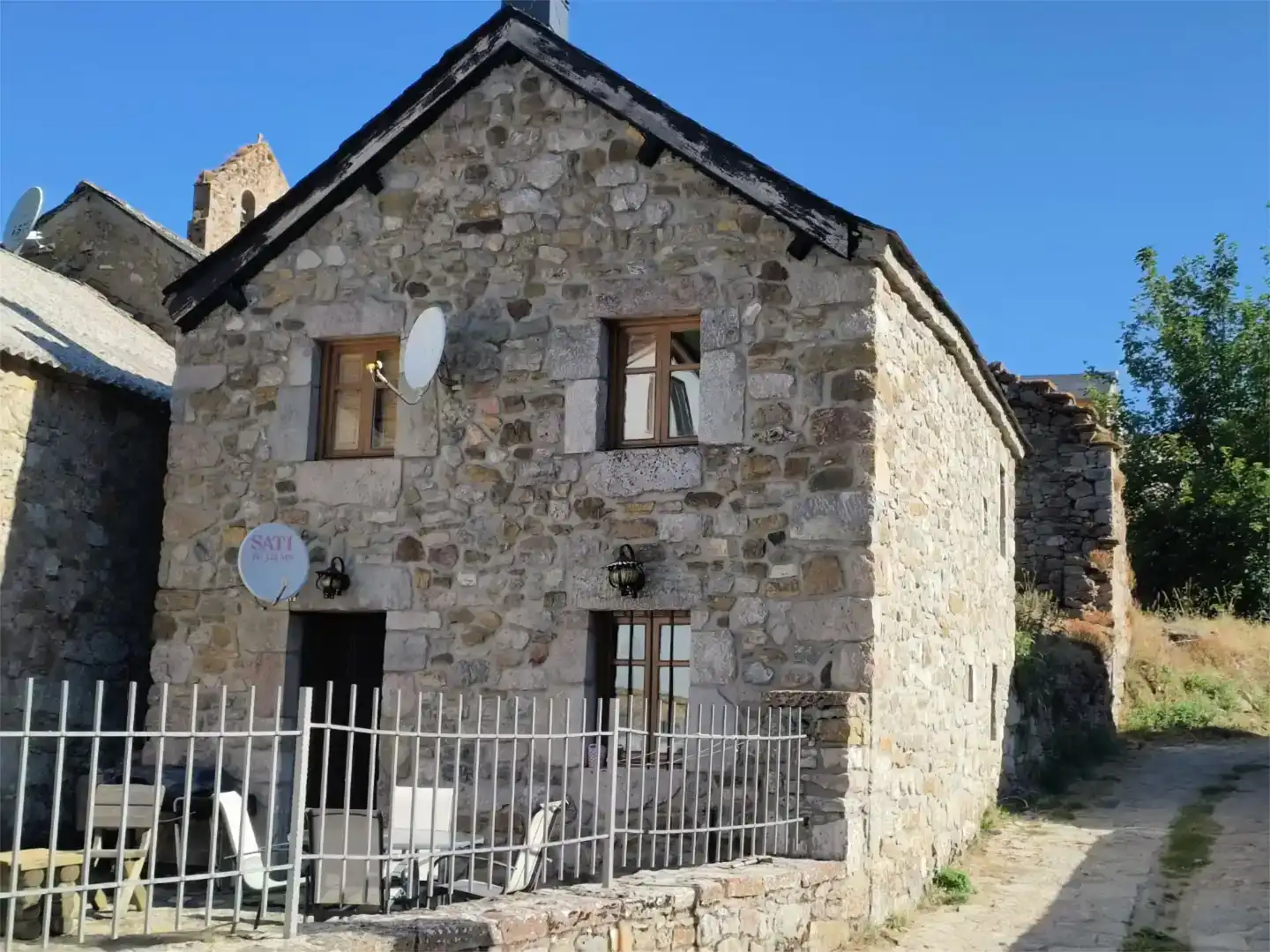 Vista exterior de Finca rústica en venda en Cabrillanes amb Moblat