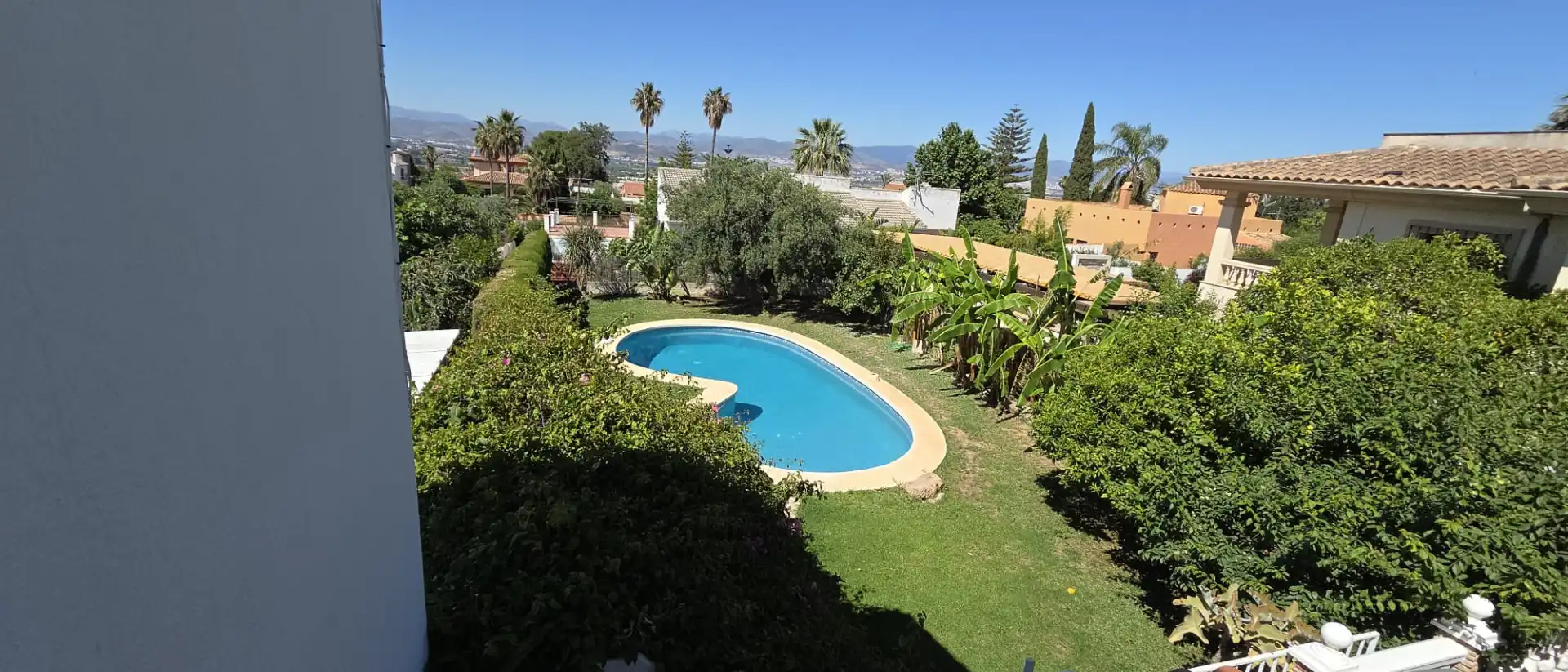 Schwimmbecken von Einfamilien-Reihenhaus zum Verkauf in Alhaurín de la Torre mit Klimaanlage, Privatgarten und Terrasse