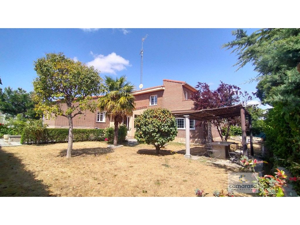 Exterior view of House or chalet for sale in Ávila Capital  with Private garden, Terrace and Storage room