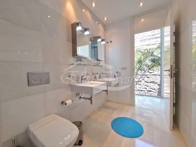 Bany de Casa o xalet en venda en Adeje amb Aire condicionat, Jardí privat i Terrassa