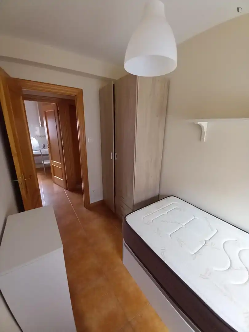Dormitori de Apartament per a compartir en Gijón  amb Moblat, Forn i Rentadora