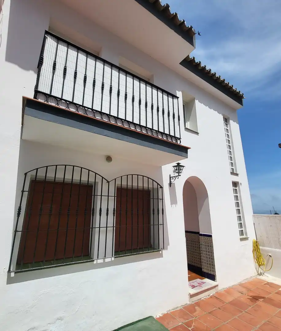 Vista exterior de Casa adosada en venda en Manilva amb Terrassa i Moblat