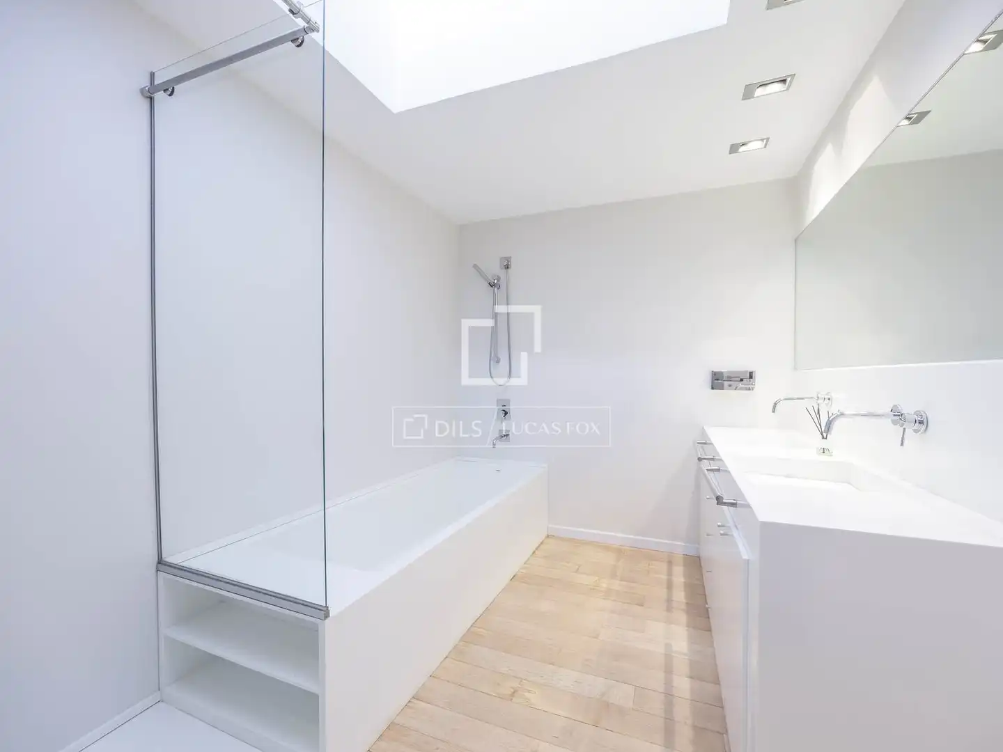 Bathroom of Houses for sale in Sagunto / Sagunt  with Air Conditioner, Parquet flooring and Swimming Pool