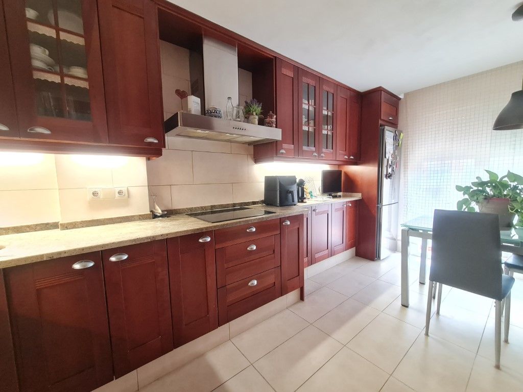 Cuina de Casa o xalet en venda en Girona Capital amb Aire condicionat i Terrassa