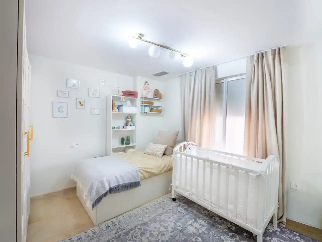 Bedroom of Flat for sale in Marbella  with Air Conditioner, Swimming Pool and Balcony