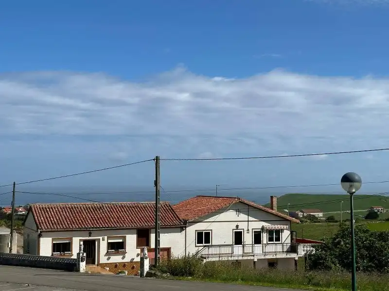 Vista exterior de Planta baixa en venda en Suances amb Jardí privat i Terrassa
