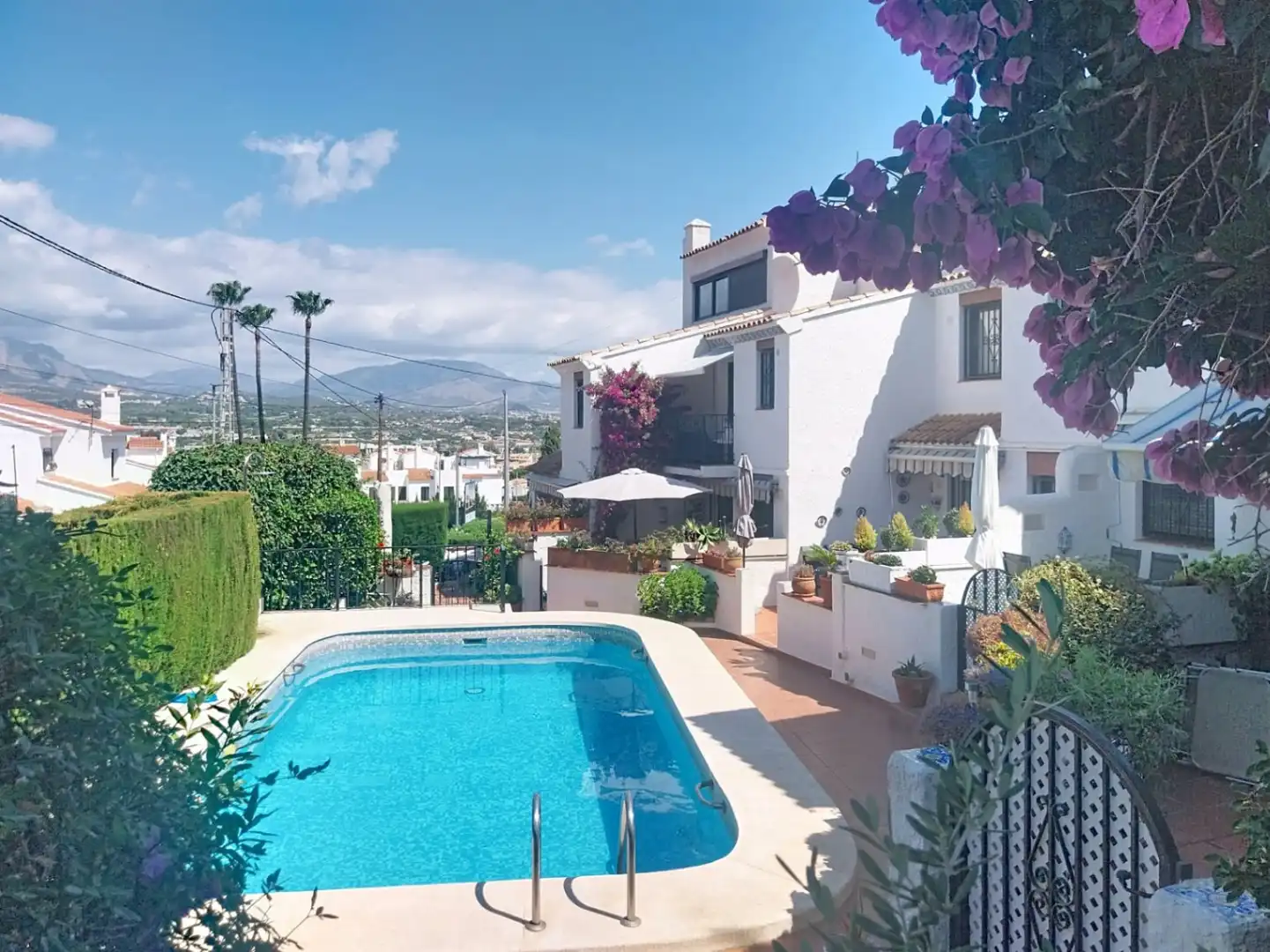 Vista exterior de Casa o xalet en venda en L'Alfàs del Pi amb Aire condicionat, Jardí privat i Terrassa