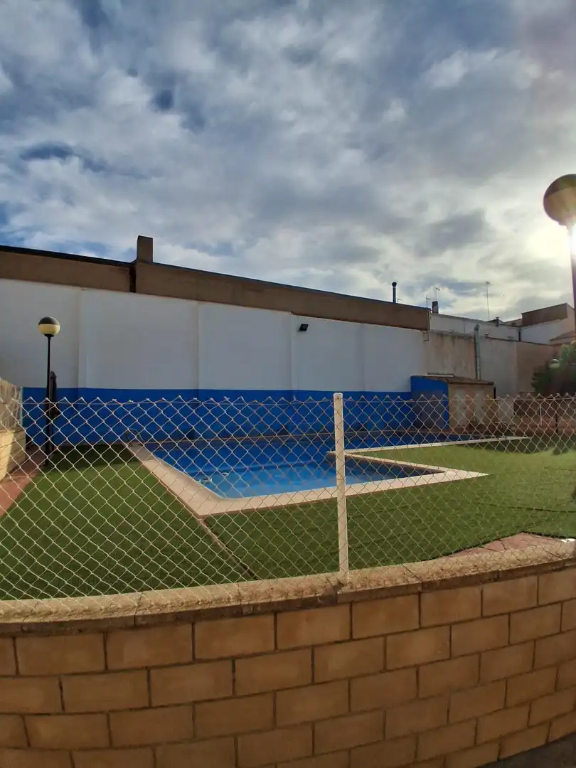 Piscina de Casa adosada en venda en Balazote amb Aire condicionat, Calefacció i Terrassa