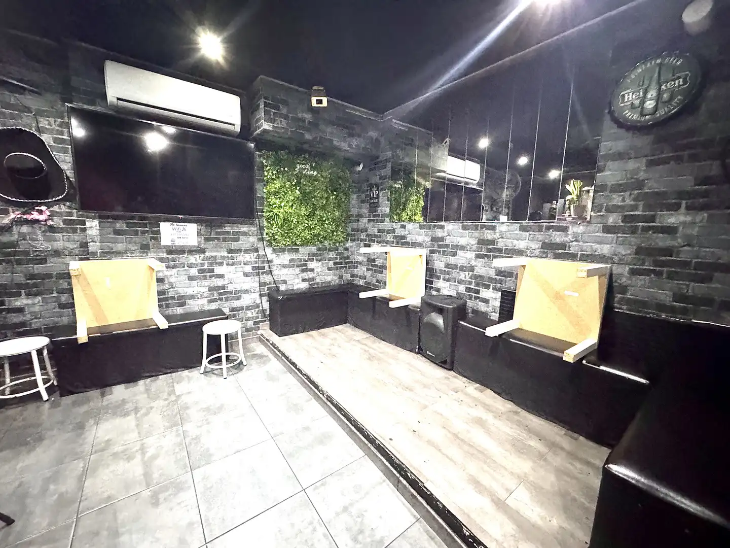 Commercial properties for sale in Madrid  with Air Conditioner, Furnished and Alarm